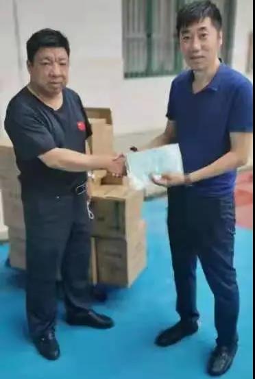 疫情肆虐 人间有爱