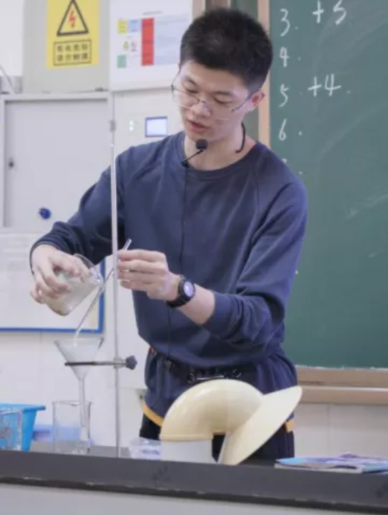 比武赛课促花开 三尺讲台秀风采
