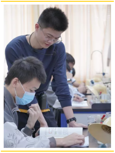 比武赛课促花开 三尺讲台秀风采
