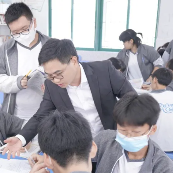 比武赛课促花开 三尺讲台秀风采