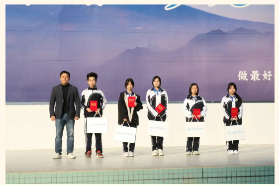 深圳市云顶学校 “新年新气象-共迎美好未来”主题升旗仪式